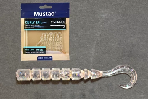 MUSTAD AJI CURLY TAIL 2.5   CLEAR RAINBOW GLITTER 12DB/CSOMAG